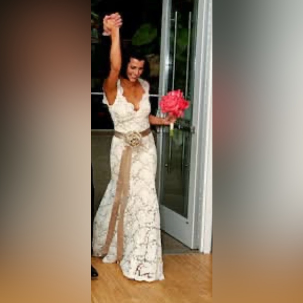 monique lhuillier lace wedding dress scarlet